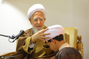 مراسم عمامه گذاری طلاب روز ولادت پیامبر اکرم (ص) و امام جعفر صادق (ع) در بیوت مراجع