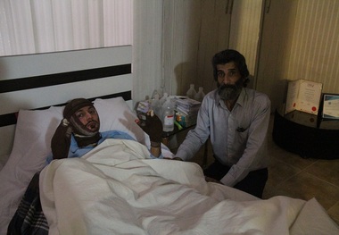 جمعی از فعالان حامی حیوانات از هاتف اسداللهی عیادت کردند