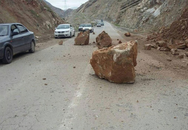 راه بسته شده زاهدان - بم ناشی از ریزش کوه بازگشایی شد