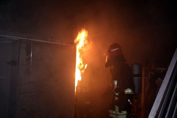 چهار نفر از میان شعله‌های آتش در مشهد نجات یافتند
