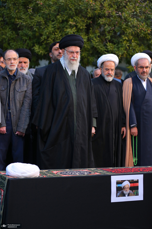 اقامه نماز رهبر معظم انقلاب بر پیکر آیت‌ الله امامی کاشانی (ره)