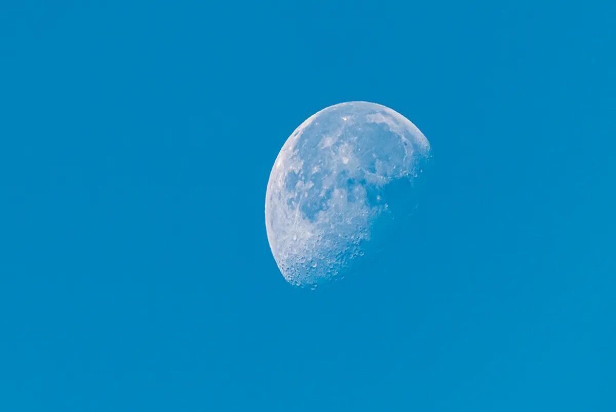 چرا «ماه» در طول روز دیده می شود؟