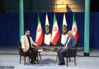 گفتگو با رئیس دفتر رئیس جمهور و ناگفته‌هایی از دفاع مقدس اخیر در حسینیه جماران