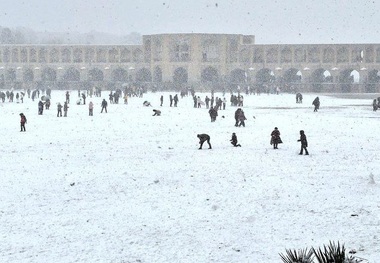 برف بازی اصفهانی‌ها در زاینده رود + فیلم