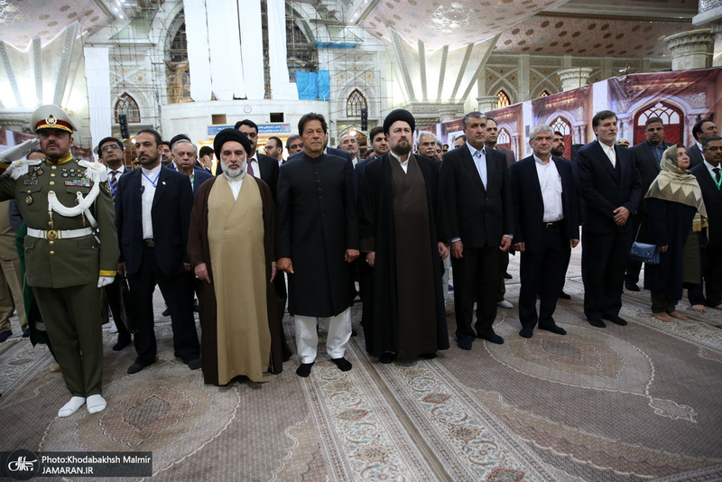 ادای احترام نخست وزیر پاکستان به مقام شامخ امام خمینی(س)