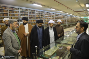 مراسم اهدای نسخه‌های خطی کتابخانه مرحوم آیت الله شاه آبادی به کتابخانه مرحوم آیت الله العظمی مرعشی نجفی