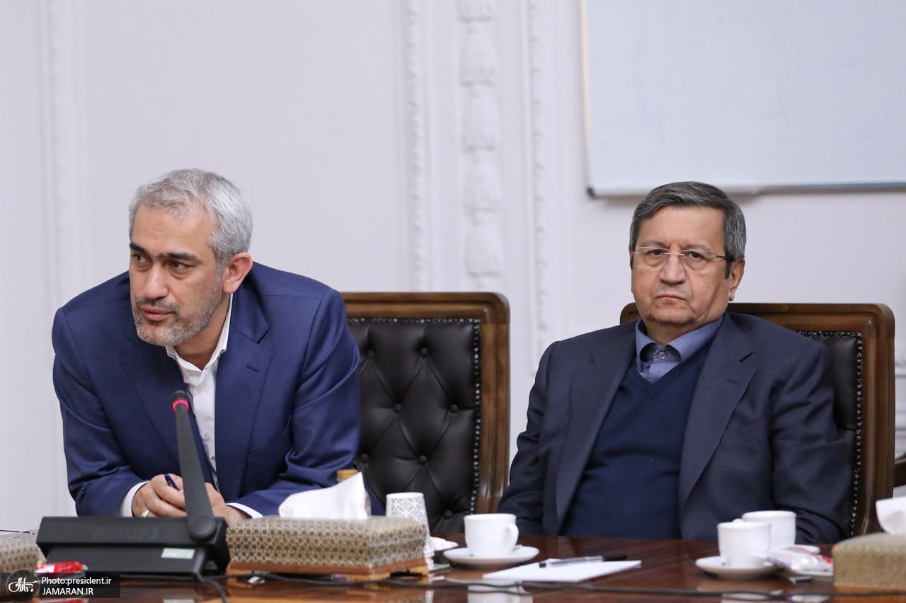 همتی در جلسه ای دولتی حاضر شد + عکس