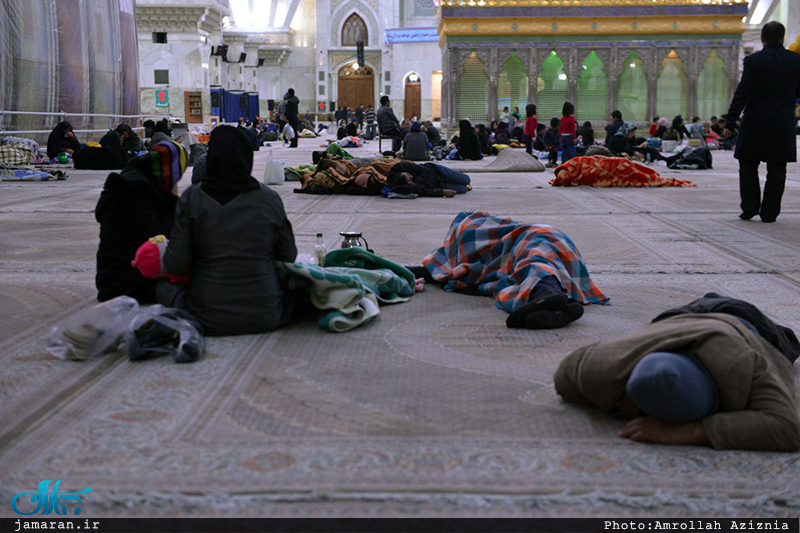 اسکان مسافران گرفتار در برف در حرم مطهر امام خمینی(س)