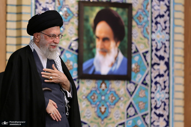 رهبر معظم انقلاب: دشمن با تکرار نام امام خمینی مخالف است/ منظور دشمن از دگرگونی، تغییر هویت جمهوری اسلامی است/ حتی آن افرادی که ممکن است پایبندی ظاهری‌شان به برخی مسائل ضعیف باشد ایمان قلبی‌شان به قرآن و خدا و ائمه اطهار بالاست