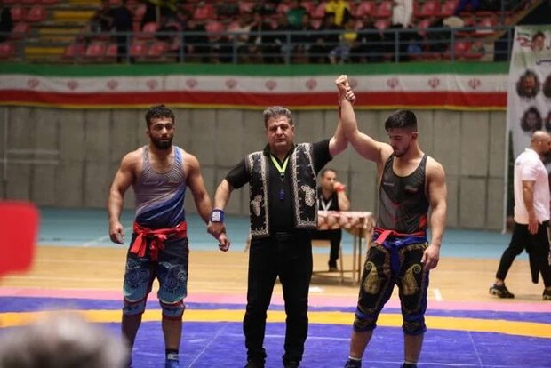 تصاویر رعب آور از قمه کشی در سالن کشتی نهاوند