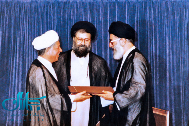محسن هاشمی: دوستی آیت‌الله شهید سیدعلی خامنه‌ای و آیت‌الله هاشمی‌ صرفا رابطه سیاسی نبود/ متأسفانه در طول سال‌ها، گروه‌هایی در فضای سیاسی کشور کوشیدند میان دو شخصیت فاصله ایجاد کنند/ نامه‌ای حدودا 100 صفحه‌ای و ناتمام آیت‌الله هاشمی‌ را به ایشان تحویل دادم