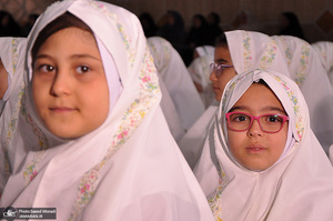 جشن عبادت جمعی از دانش آموزان منطقه 19 شهر تهران در جوار حرم امام خمینی(س)