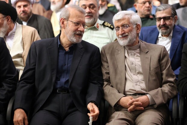 خبرآنلاین: جلیلی میخواهد فهم طرفداران مذاکره را زیر سوال ببرد، اما در باطنش می خواهد خود را با حضرت موسی مقایسه کند! اگر او موسی است چرا تحریم های شورای امنیت سازمان ملل در زمان او به ایران تحمیل شد؟