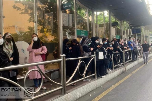سرگردانی مسافران در برخی خطوط اتوبوس‌رانی تهران در پی اعتراض رانندگان به افزایش 10 درصدی حقوق/ جلسه شهردار با رانندگان