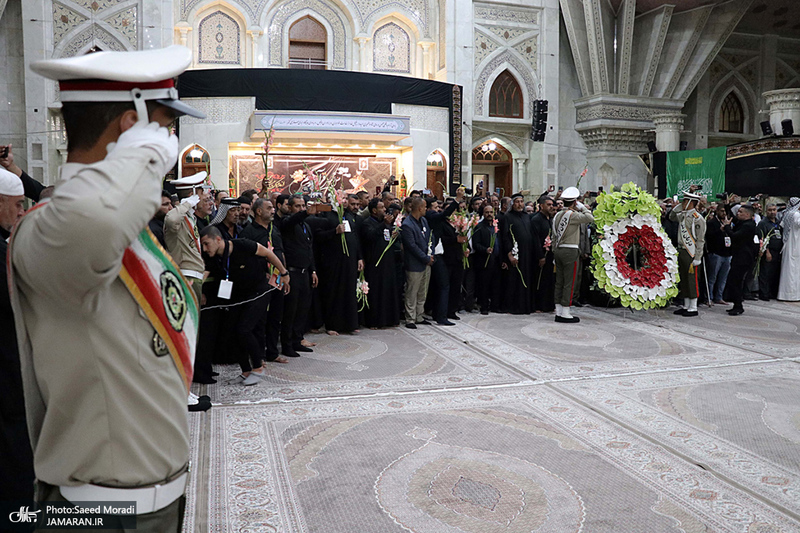 ادای احترام جمعی از موکب داران عراقی نسبت به مقام شامخ حضرت امام(س)