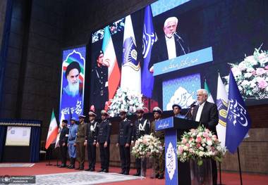 عارف: به قانون قداست الهی ندهیم/ قوانین باید پویایی خود را حفظ کنند/ باید ابزار انضباطی و تشویقی در کنار یکدیگر استفاده شوند/نباید خطای یک افسر راهنمایی و رانندگی را به سایر افسران وظیفه‌شناس تسری دهیم