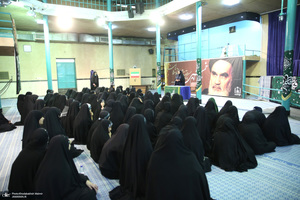 بازدید جمعی از دانش آموزان مدرسه انقلاب کرج از بیت امام خمینی در جماران