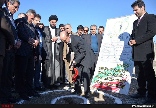 کلنگ احداث گلخانه شرکت نهال‌گستر رویان دانش‌بنیان آبیک زمین زده شد