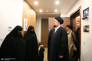 دیدار سید حسن خمینی با خانواده شهیدان لاریجانی