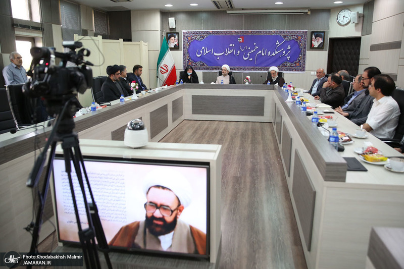 نشست صمیمانه اعضا هیات علمی پژوهشکده امام خمینی و انقلاب اسلامی با تولیت  معزز به مناسبت روز معلم