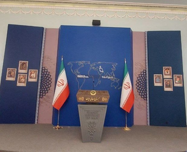 تصاویر شهدای غیر نظامی حمله اخیر رژیم صهیونیستی به ایران در نشست مطبوعاتی سخنگوی وزارت خارجه ایران