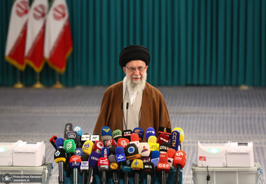  رهبر معظم انقلاب پس از حضور در دور دوم انتخابات مجلس دوازدهم: انتخابات نشانه‌ی اراده و تصمیم‌گیری مردم است/ هر چه مجلس قوی‌تر باشد امکان کار در کشور بیشتر است/ اهمیت مرحله‌ی دوم انتخابات کمتر از مرحله‌ی اول نیست