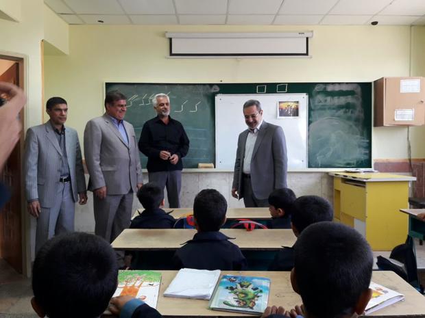 وزیر آموزش و پرورش سرزده از مدارس جوادآباد ورامین بازدید کرد