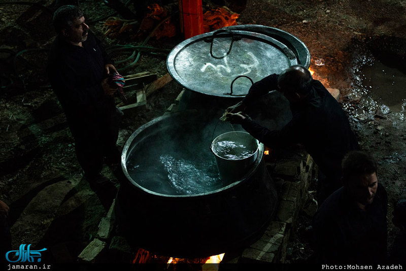 تهیه آش امام حسین(ع) در روستای رحمت‌آباد یزد