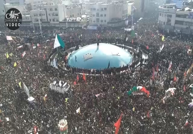 لحظه ورود پیکر مطهر سپهبد شهید حاج قاسم سلیمانی به میدان انقلاب تهران