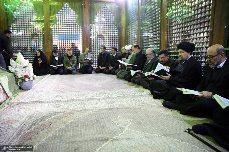 تجدیدمیثاق رئیس و جمعی از کارکنان بنیاد مستضعفان با امام راحل