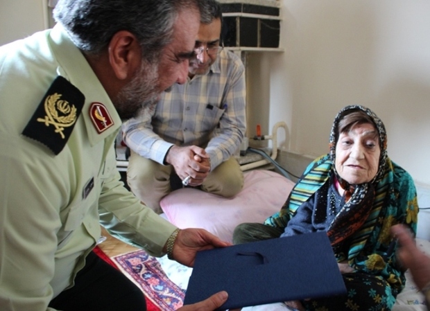 خانواده شهدا اسوه صبر و مقاومت هستند