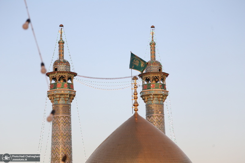 آیین تعویض پرچم گنبد حرم حضرت معصومه(س) و آغاز دهه کرامت