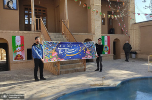 حضور اقشار مختلف مردم به مناسبت دهه فجر در بیت تاریخی امام خمینی (س)