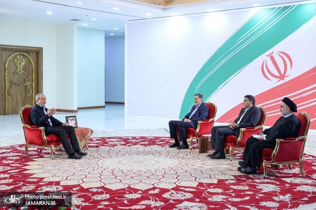 ابطحی، فعال سیاسی: نسل جوان از سیاست، و هرچیز مجاز گذر کرده اند/ پزشکیان: نگو این جوری!