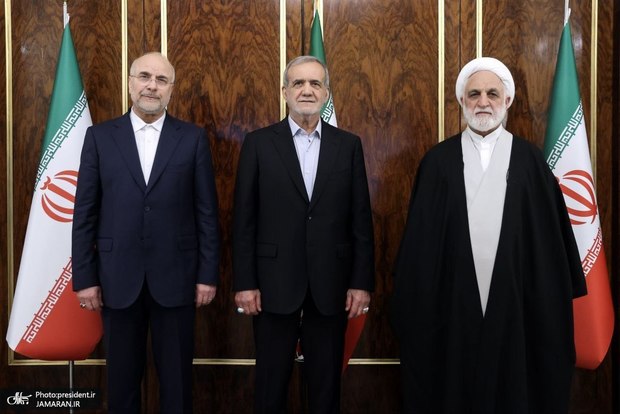 نخستین نشست مشترک سران سه قوه در سال 1404/ تاکید پزشکیان، قالیباف و اژه‌ای بر همدلی و عزم قوای سه‌گانه و بسیج همه ظرفیت‌ها و امکانات در راستای تحقق شعار سال