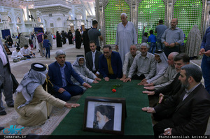 ادای احترام جمعی از خانواده های شهدای مقاومت اسلامی عراق نسبت به حضرت امام(س) 