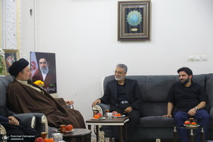 حضور آیت الله سید حسن خمینی در منزل پدر شهید موسوی