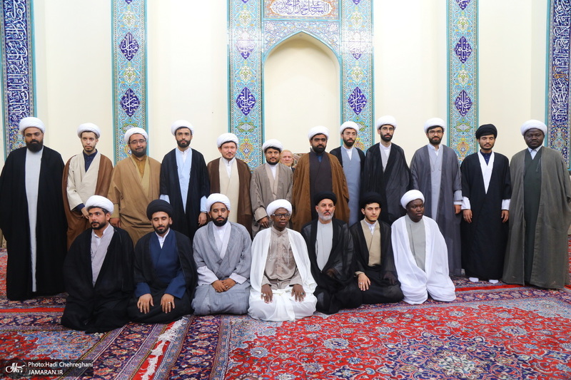 مراسم عمامه گذاری طلاب روز ولادت پیامبر اکرم (ص) و امام جعفر صادق (ع) در بیوت مراجع