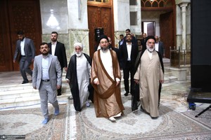 ادای احترام سید عمار حکیم به حضرت امام خمینی (س)