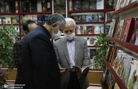 حضور مسجد جامعی در کتابفروشی حافظ و اهدای گل به همسایگان آن (6)