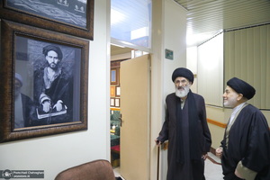 مراسم اهدای نسخه‌های خطی کتابخانه مرحوم آیت الله شاه آبادی به کتابخانه مرحوم آیت الله العظمی مرعشی نجفی