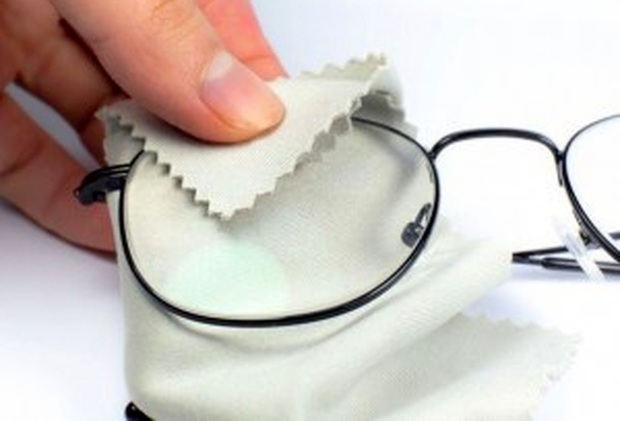 بهترین روش تمیز کردن عینک و نگهداری از آن