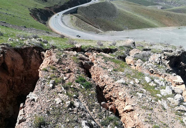 آوار برداری در گردنه صلوات آباد با ماشین آلات انجام می شود