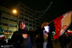 حركت دسته مردمى پرچمداران ايران به مناسبت روز جمهوری اسلامی ایران